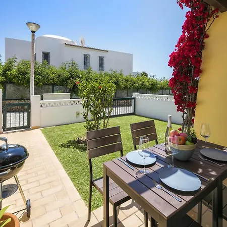 בית נופש In With Communal Pool