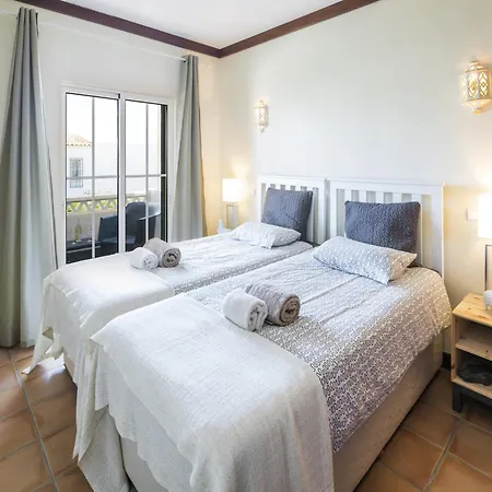 בית נופש In With Communal Pool *