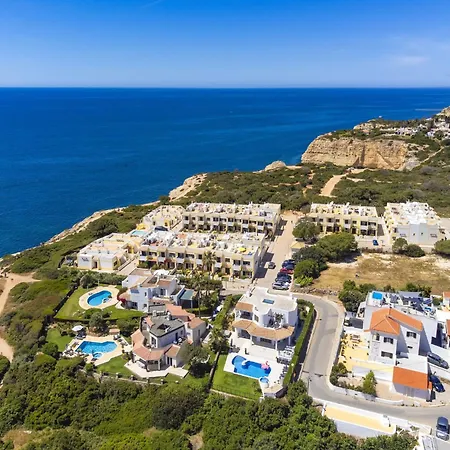 בית נופש In With Communal Pool *